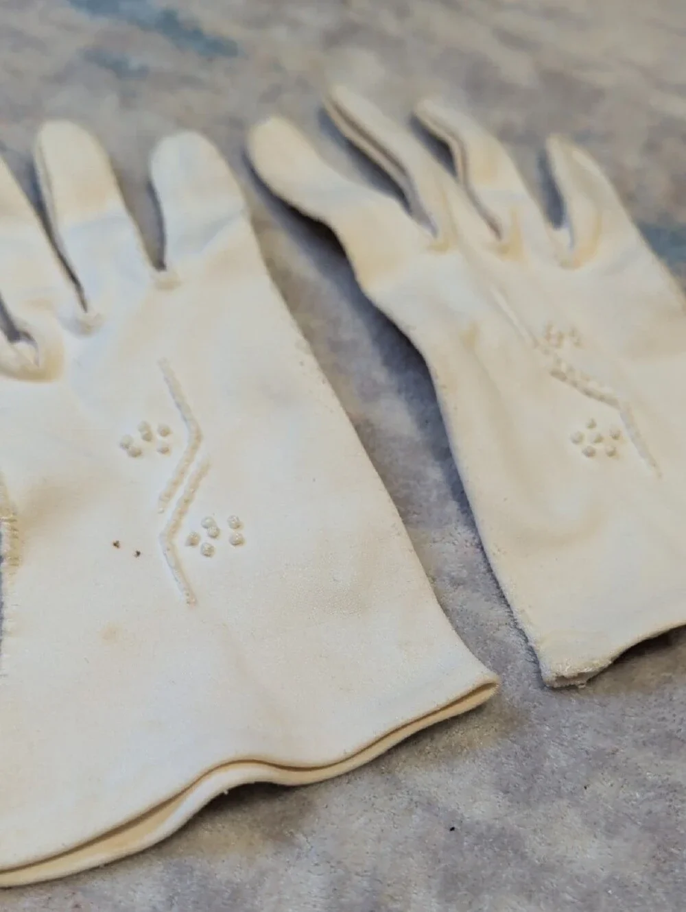 Classic Women's Ivory Embroidered Dress Gloves Vintage
